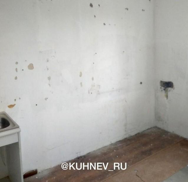 На фото запечатлено помещение с предчистовой отделкой.