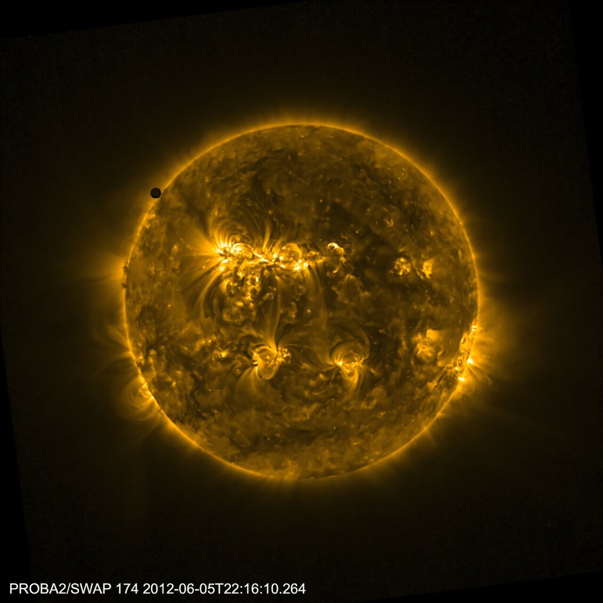 Прохождение Венеры по диску Солнца в июне 2012 года наблюдалось в ультрафиолетовом диапазоне с помощью инструмента SWAP на борту микроспутника PROBA-2 Европейского космического агентства.    
 Источник: ESA / ROB  📷
