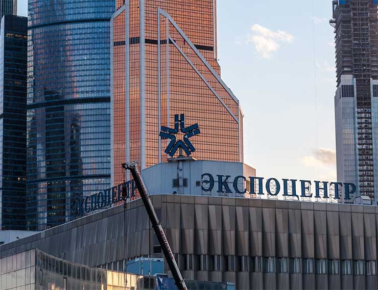 Выставочный комплекс "Экспоцентр" на фоне Москва Сити (фото: tybet.ru)