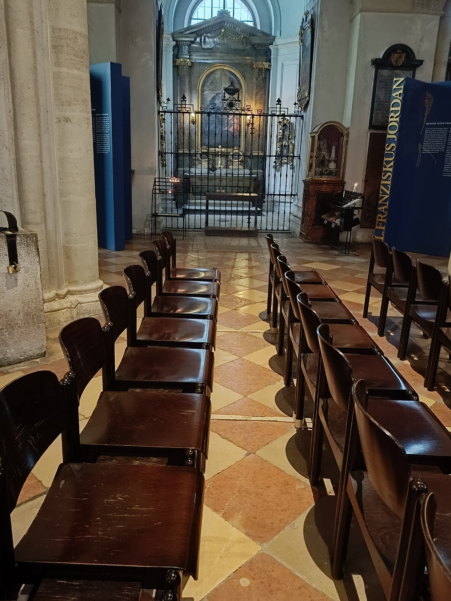 Стулья из дерева. Сколько им лет? Фото автора.