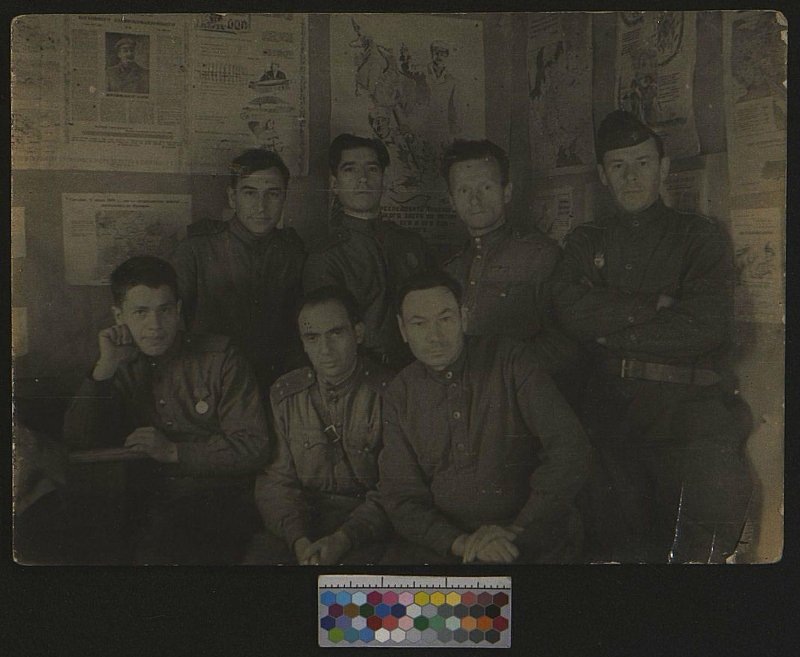 Группа художников - участников выставки работ художников-фронтовиков 3-го Беларусского фронта. 10 октября 1944 года. Из собрания ГИМ, источник фото - Госкаталог Музейного фонда РФ