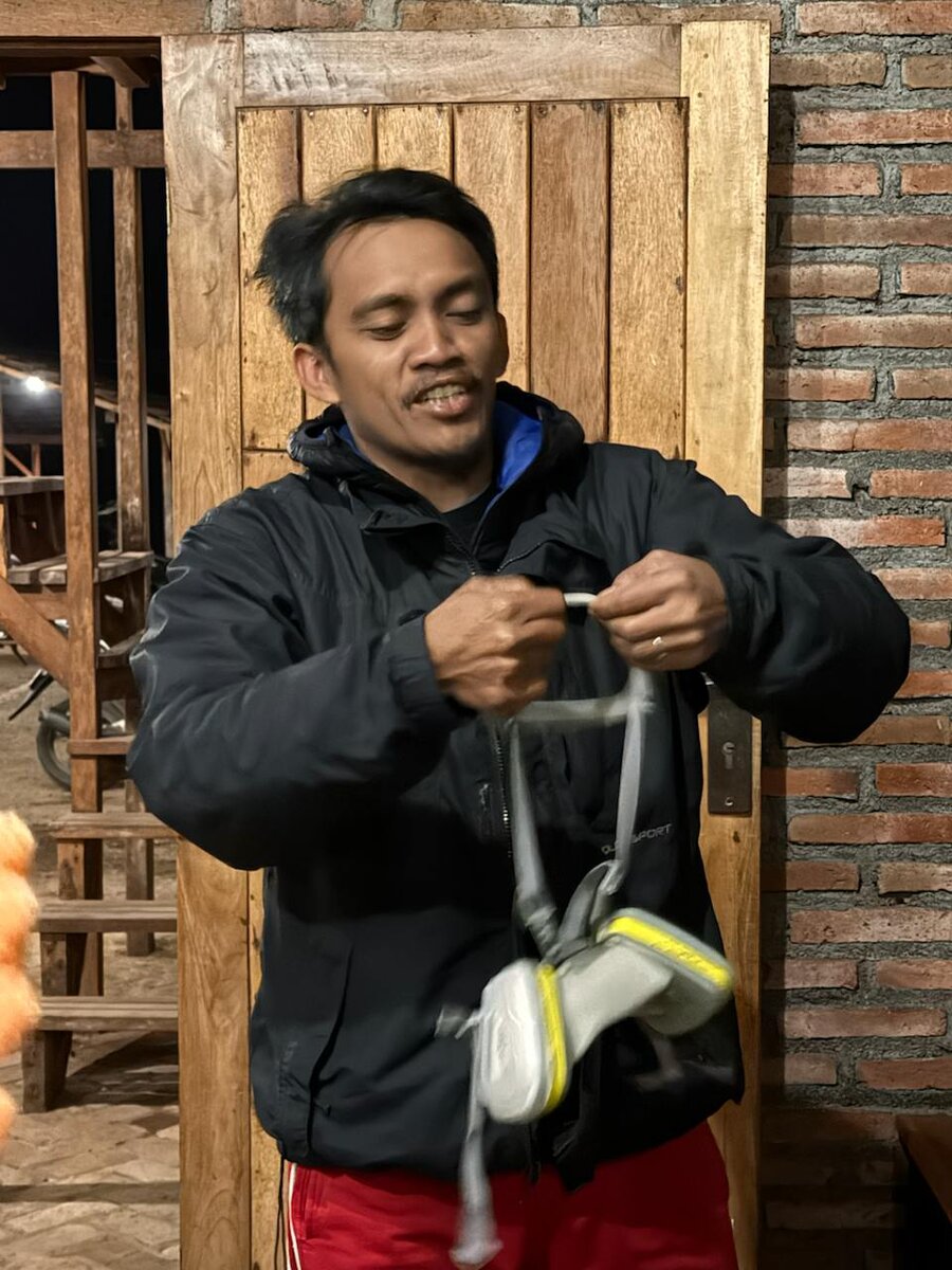 Наш гид. Кажется единственный индонезиец, который был с нами приветлив и бегло говорил на английском. От общения с ним остались только приятные вчератления.