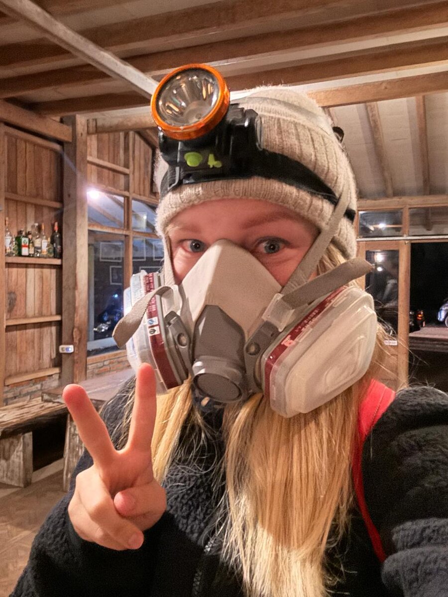 Респиратор оказался не таким уж и неудобным. Да, бежать в нем было бы физически тяжко, но для неспешной ходьбы самое оно.