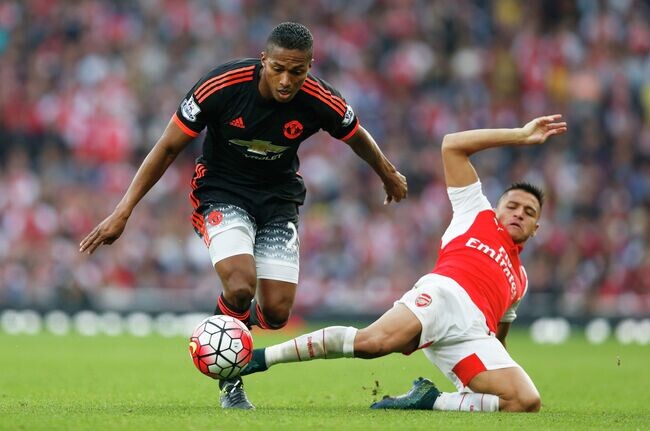 Антонио Валенсия убегает от Санчеса