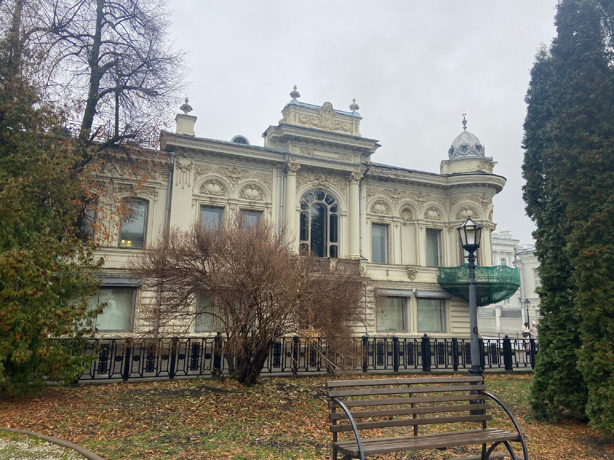 Дом Ушковой снаружи. Можно увидеть его изысканность и уникальность со сквера Лобачевского