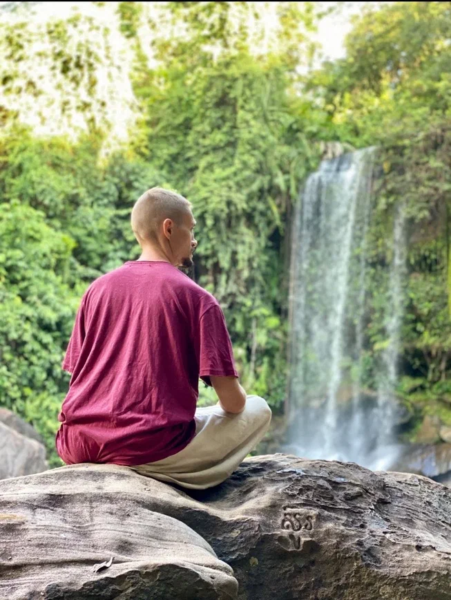 В чем отличия нео випассаны от традиционной методики випассана?