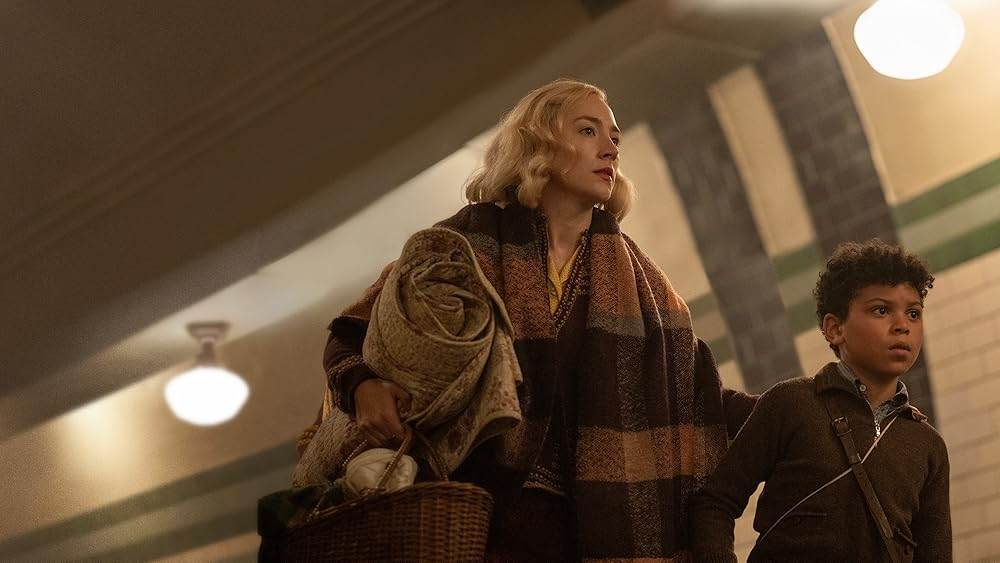 Кадр из фильма «Blitz». Режиссер: оскароносец Стив МакКуин. Производство: Apple Studios, Lammas Park, Regency Television, Working Title Films