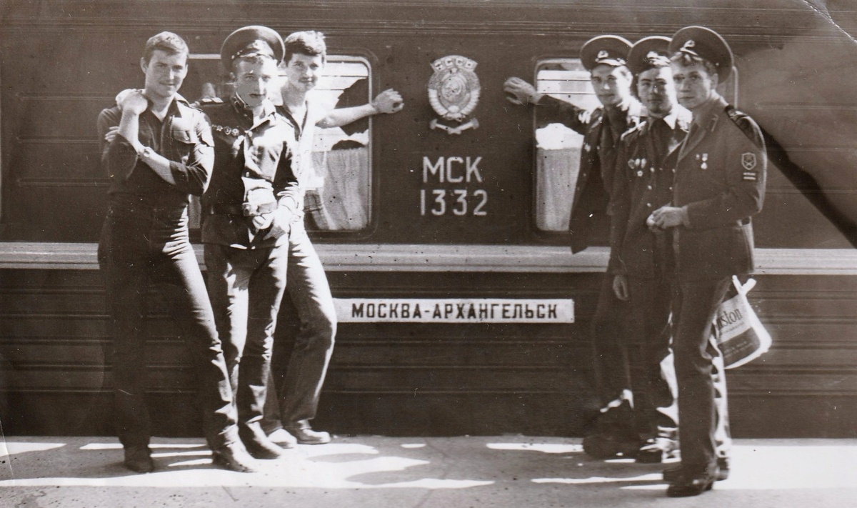 Самый левый - ваш покорный слуга, я стою с Алексеем , справа от него - Ромка Баканов, мы с ним уволились, как отличники БиПП в первую партию, Это было 1 июня, да, поздновато, вот такая первая партия. Помню всех парней справа - Колька, Вовка и Олег. Какие мы сейчас?