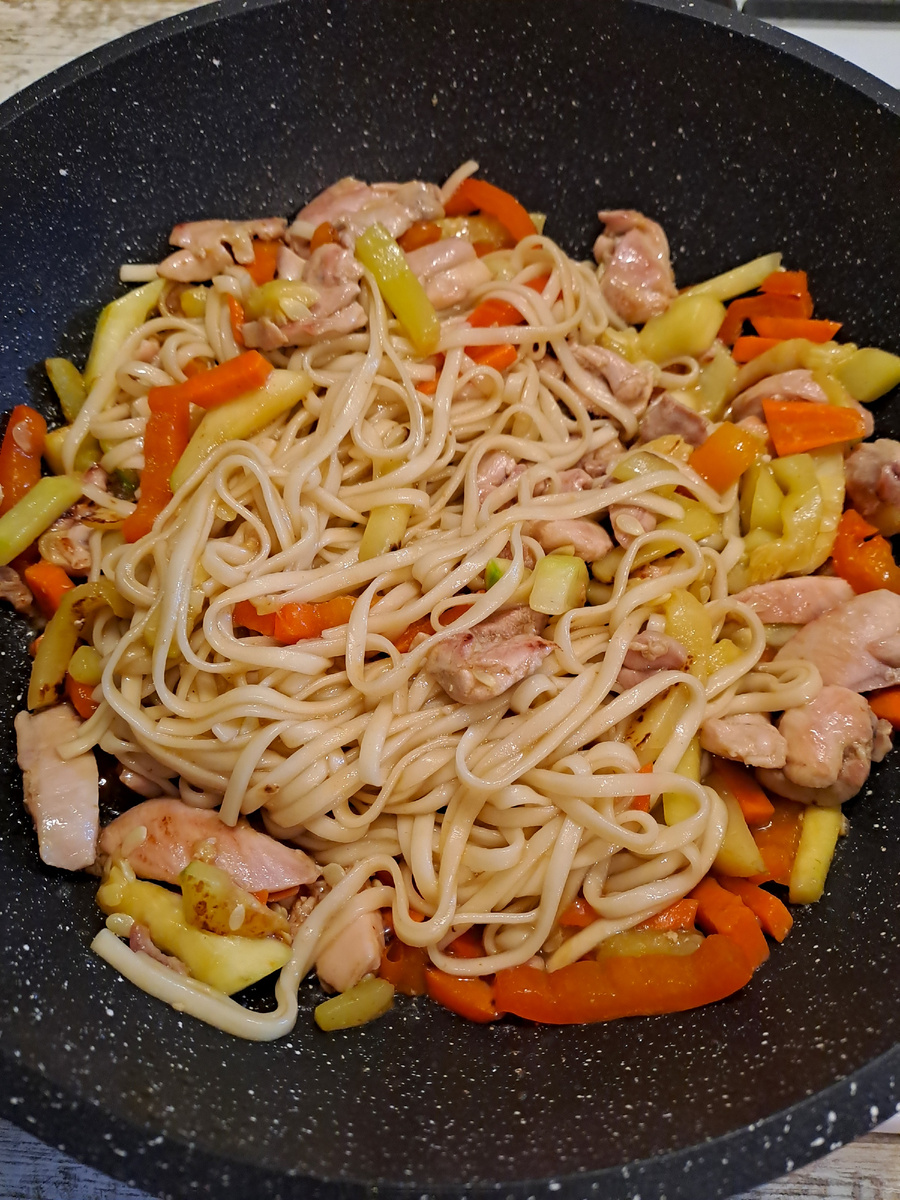 Наш домашний удон на завершающей стадии приготовления.