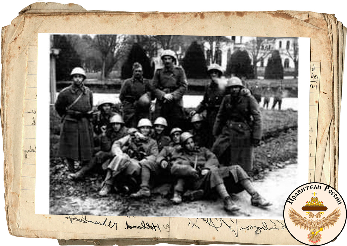 Юнкера 1-й роты 1-го полка Русской охранной группы на привале во время первого боевого похода (одеты в югославские шинели и чехословацкие шлемы образца 1932 года), Баня-Ковиляча, ноябрь 1941 года. 