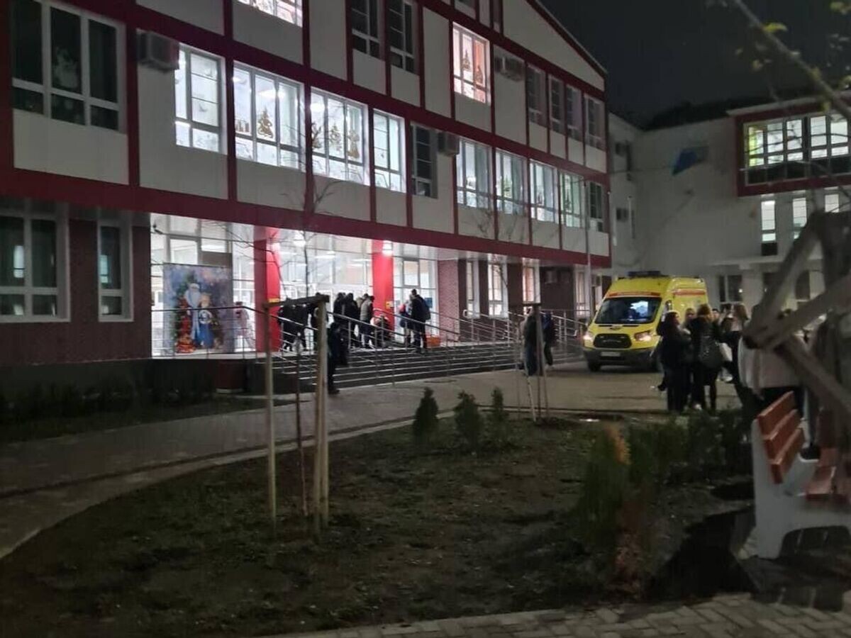    Место происшествия, где трое учеников пострадали после конфликта в школе поселка Российского на Кубани© Фото : соцсети