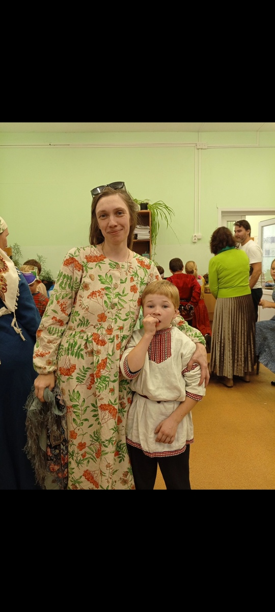 Зачем такие фотки постить? Что он там жуёт?