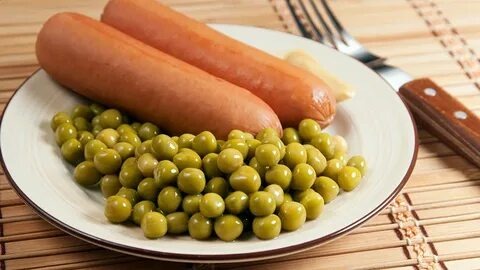 Зелёный горошек и сосиски