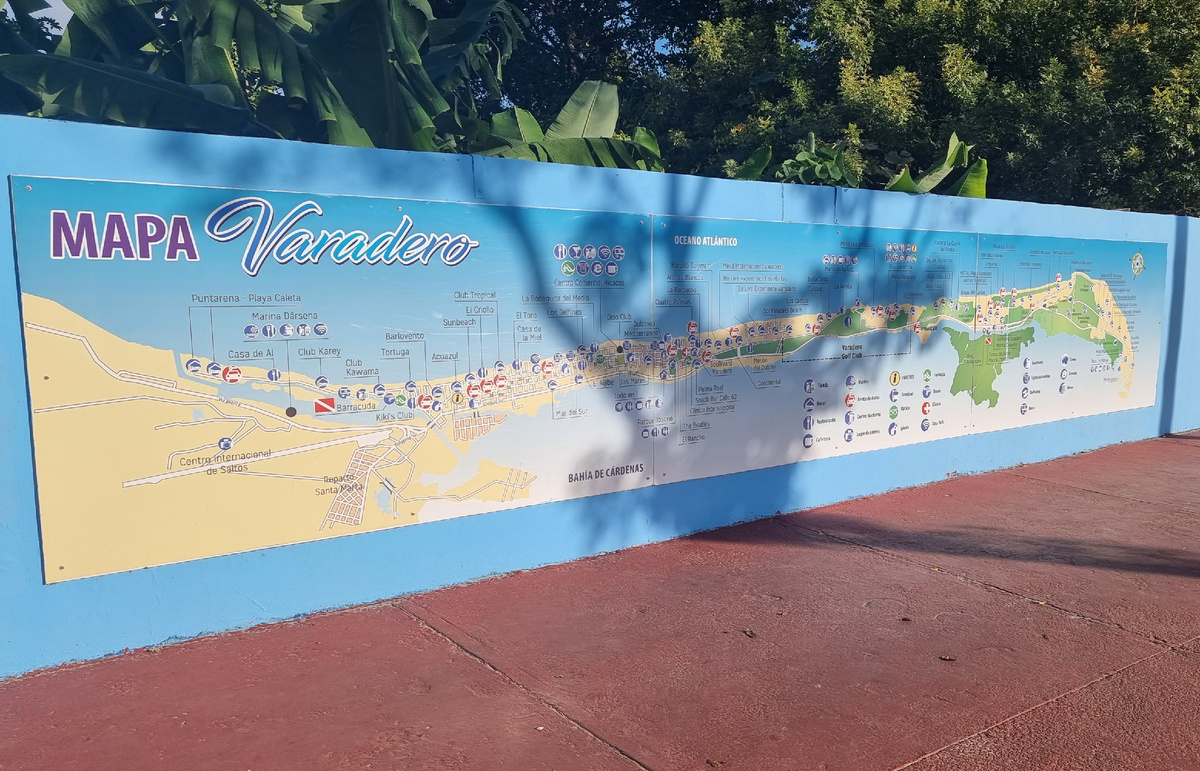 Полуостров Икакос, на котором расположен курорт Варадеро, простирается на 20 км в океан и имеет ширину всего в 1,2 км в самой широкой его части. 