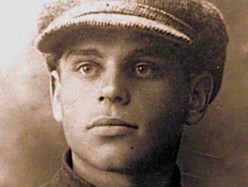 Одна из немногих сохранившихся фотографий, на которой Мван Георгиевич Старчак запечатлён совсем ещё юным. Фото сделано во второй половине 1920-х годов. Источник: Легенды армии. Иван Георгиевич Старчак // Документальный фильм. Режиссёр – Татьяна Корнеева. – ТРК ВС РФ «Звезда», 2019. https://yandex.ru/video/preview/16277646951191494881 