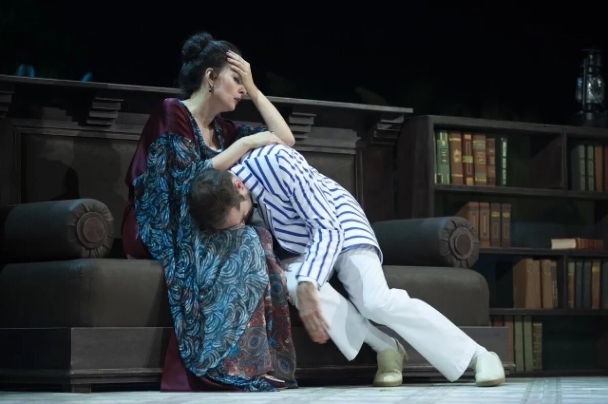    Аркадина - Екатерина Цепкина, Тригорин - Евгений Власов.