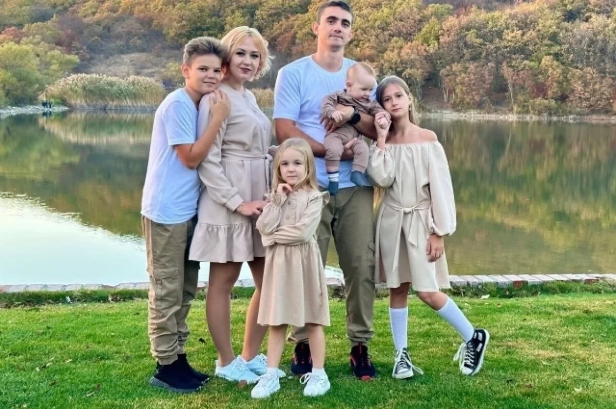    Сергей усыновил двух детей Елены от первого брака, после чего в семье родились ещё двое наследников.