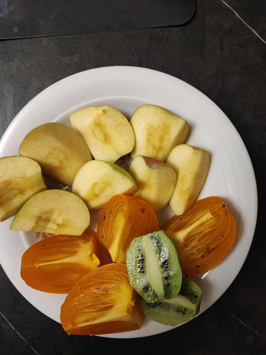 Завтрак: яблоки 198гр, хурма 226гр, киви 53гр. Итого: 267.66кК.