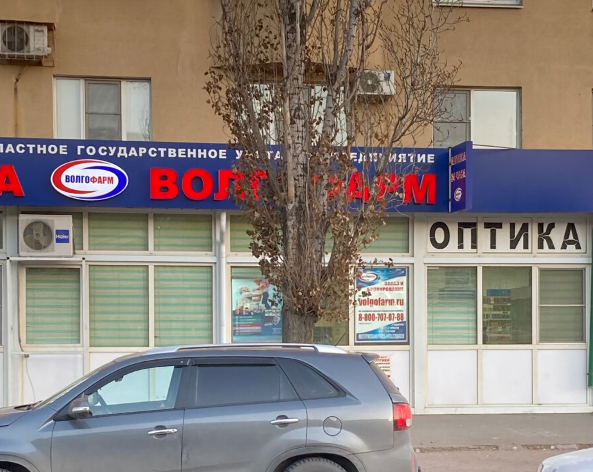 Автобусная остановка - за спиной. И дорогу по переходу перейти. 