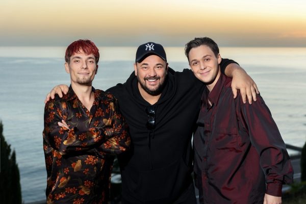    Илья Русь (Алексей Потехин), Сергей Жуков, Влад Прхоров (Сергей Жуков), фотот со съемок фильма “Руки вверх”, фото: ЖЖ