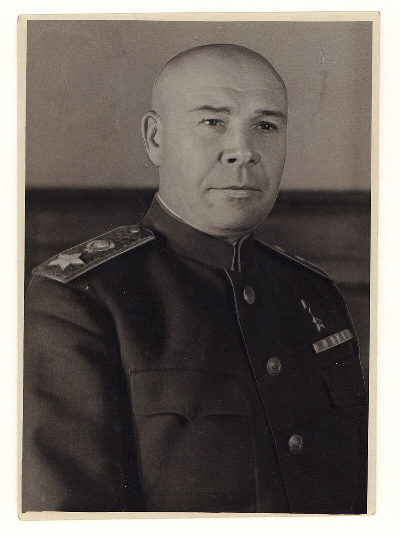 Семён Константинович Тимошенко (1895—1970) — Маршал Советского Союза (1940), дважды Герой Советского Союза (1940, 1965), народный комиссар обороны СССР (05.1940—07.1941), кавалер ордена «Победа» (1945). Википедия.