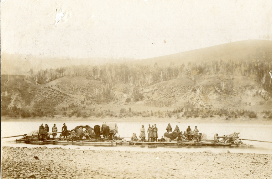 «Группа переселенцев сплавляется на плотах по реке». Фото из фондов Хабаровского краеведческого музея им. Гродекова. Источник: Госкаталог