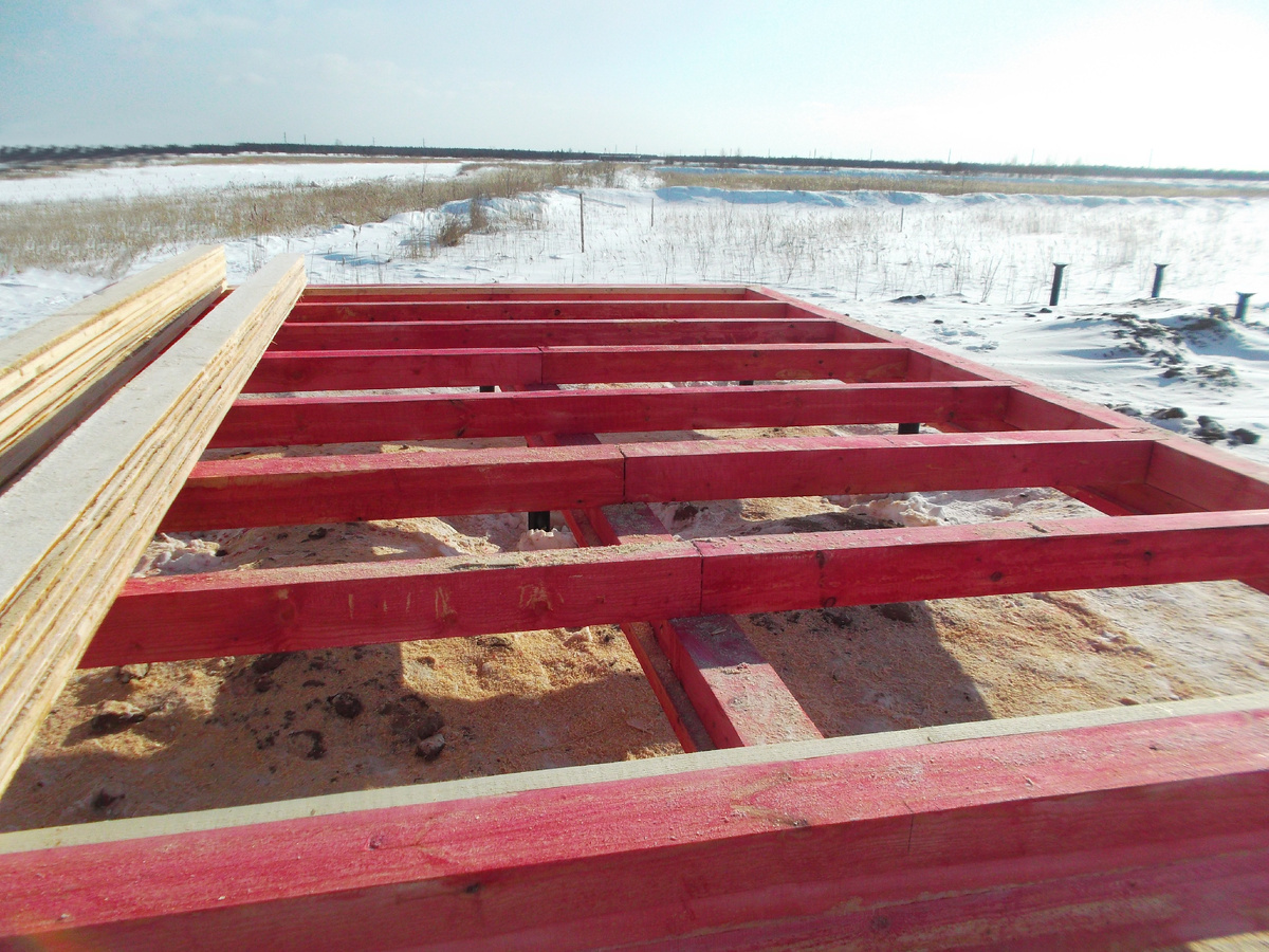 Септированное двойное основание бани из бруса 150х150 мм, лаги из бруса 100х150 мм с шагом 800 мм