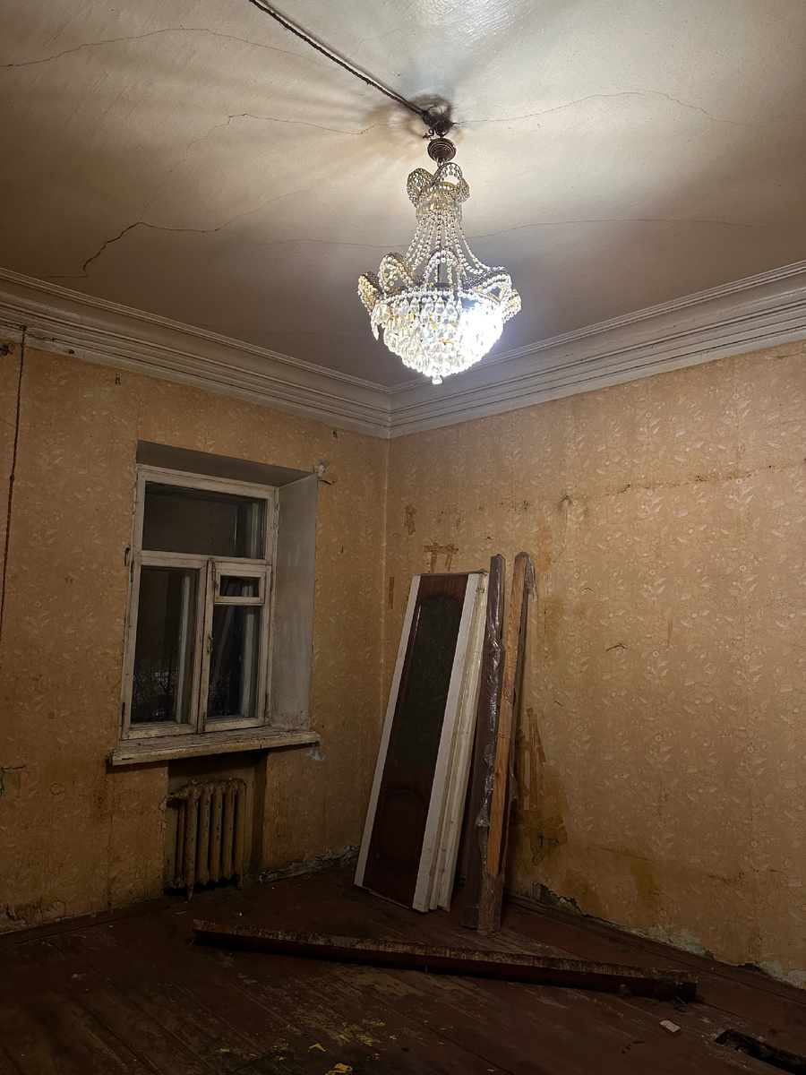 Просторная гостиная арендованной квартиры, предназначенная для проведения мастер-классов: широкое помещение с большим столом и стульями, идеальное для творческой атмосферы.