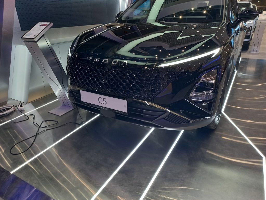 Omoda C5 после рестайлинга подорожала и теперь стоит минимум 2 519 900 рублей за машину с передним приводом. В течение декабря обещают подорожание всех моделей Omoda.