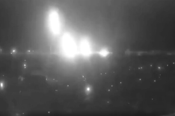    Предположительный удар баллистической ракетой средней дальности «Орешник» по оборонному заводу «Южмаш» в Днепре (кадр из видео) / @medvedev_telegram/Telegram