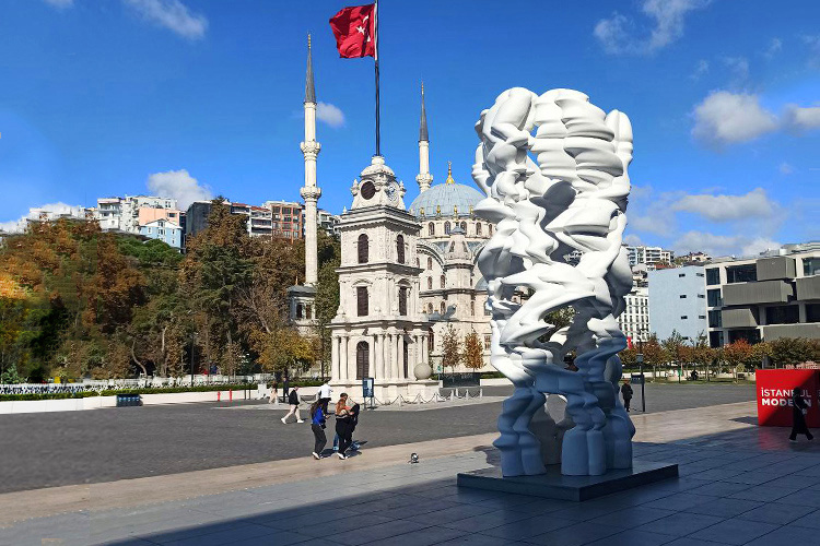    В Стамбуле прикоснулся к прекрасному. Перед входом в музей Istanbul Modern впечатлил абстрактный шестиметровый «Бегун» Тони Крэгга, напоминающий «Большую глину» перед московским «ГЭС-2»
