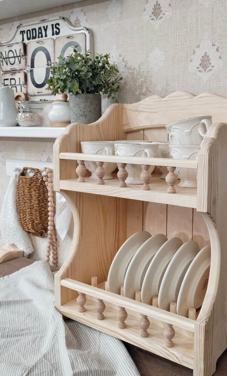 Полка на стол для чайного сервиза с подставкой для блюдец
 © https://www.livemaster.ru/item/53610048-dlya-doma-i-interera-polka-na-stol-dlya-chajnogo-serviza-s-po