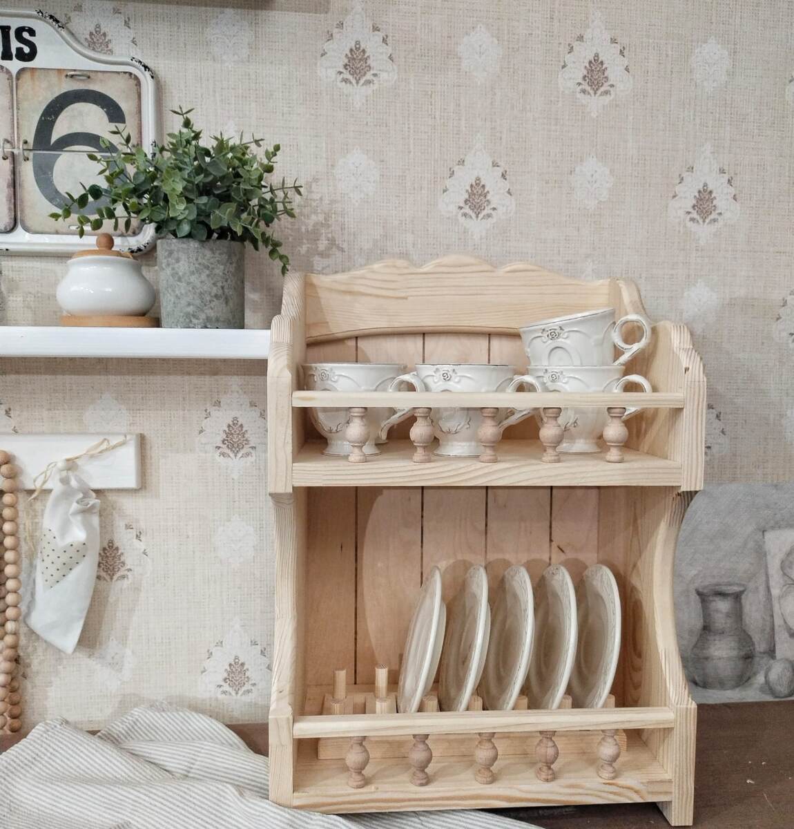 Полка на стол для чайного сервиза с подставкой для блюдец
 © https://www.livemaster.ru/item/53610048-dlya-doma-i-interera-polka-na-stol-dlya-chajnogo-serviza-s-po