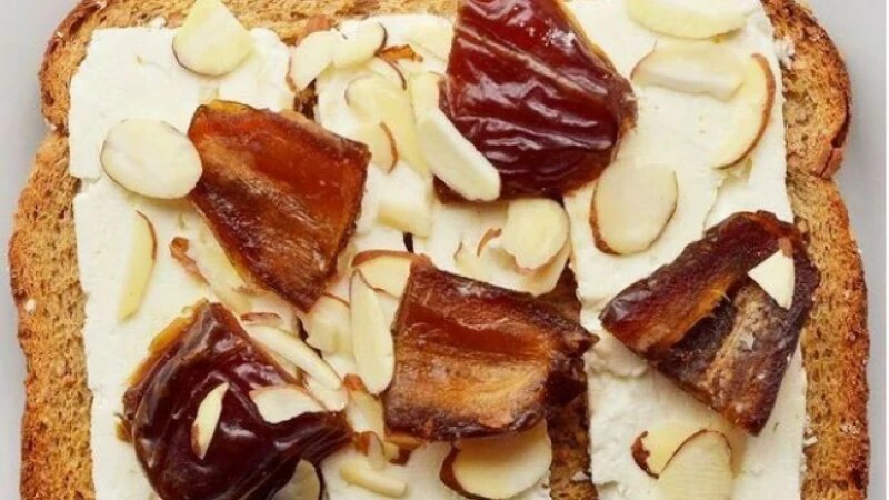     Финики, сыр фета, миндаль. buzzfeed.com