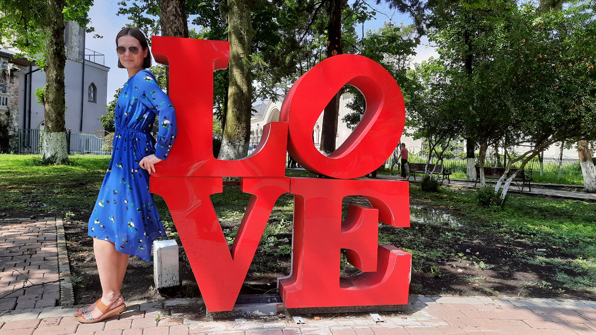 Надпись в парке.  Грузия 