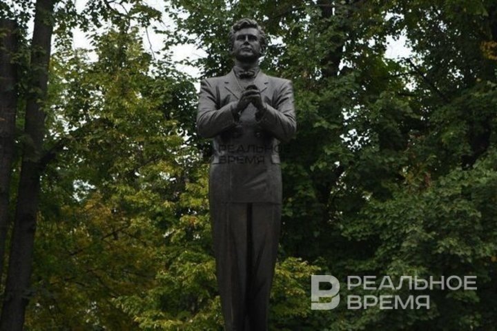 На Назарбаева множество памятников. Один из них — певцу Вагапову. Фото: Максим Платонов