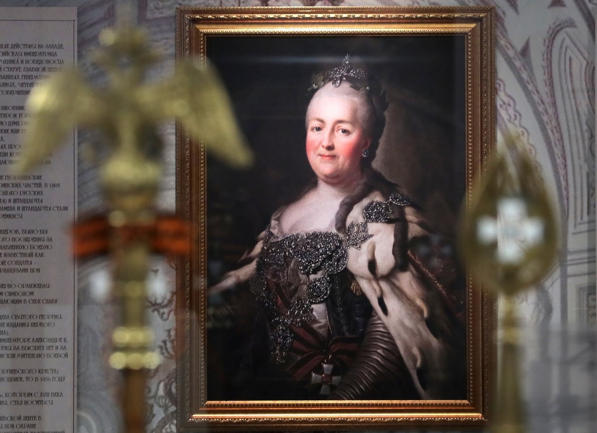     Портрет Екатерины II Алексеевны представлен на выставке "Храбрейшим из храбрых", посвященной 250-летию учреждения военного ордена Святого великомученика и Победоносца Георгия, в Выставочном зале федеральных архивов в Москве / РИА Новости / Виталий Белоусов