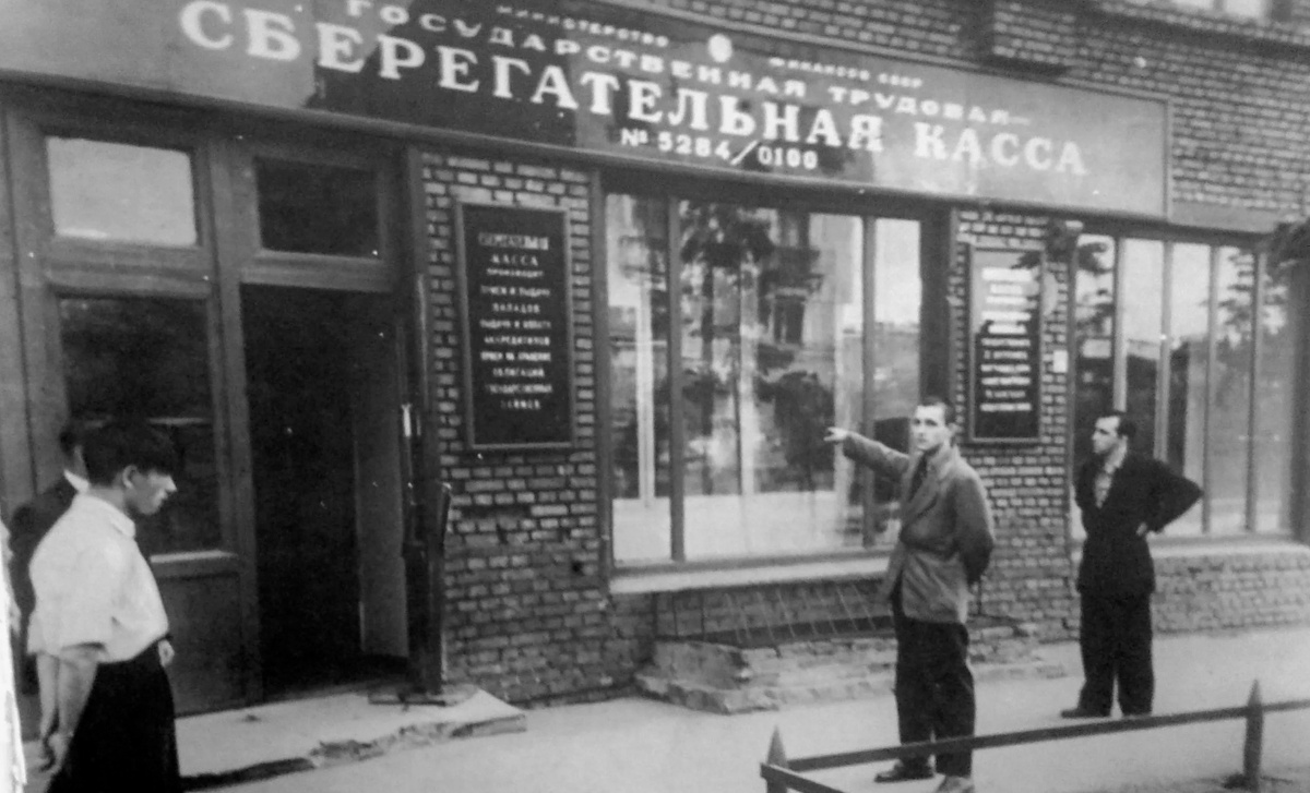 Преступник указывает пальцем, где он совершал преступление. Источник Яндекс картинки