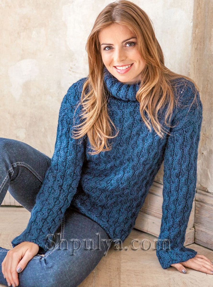 Синий свитер с воротом поло и узором из косичек спицами