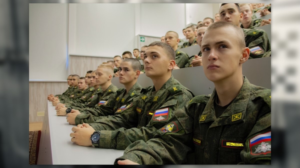 Почему первый курс имеют «специфический» запах?