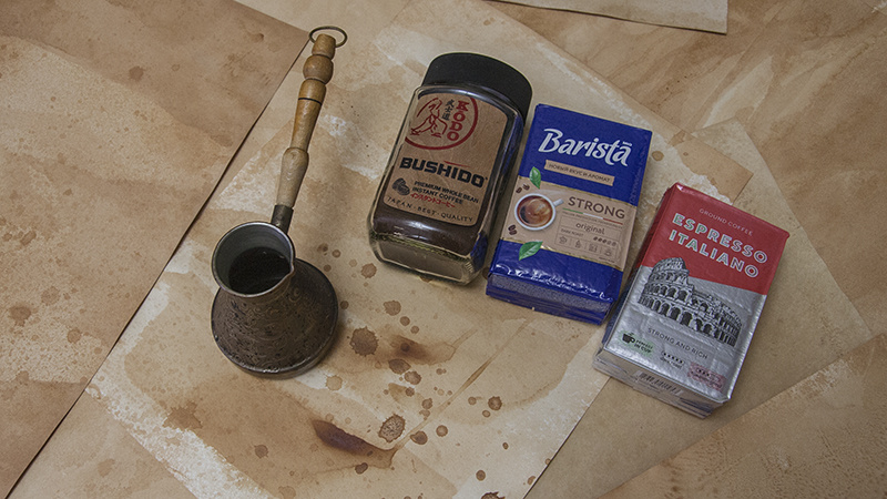 Эти кофе здесь не для рекламы, просто, что в доме нашлось