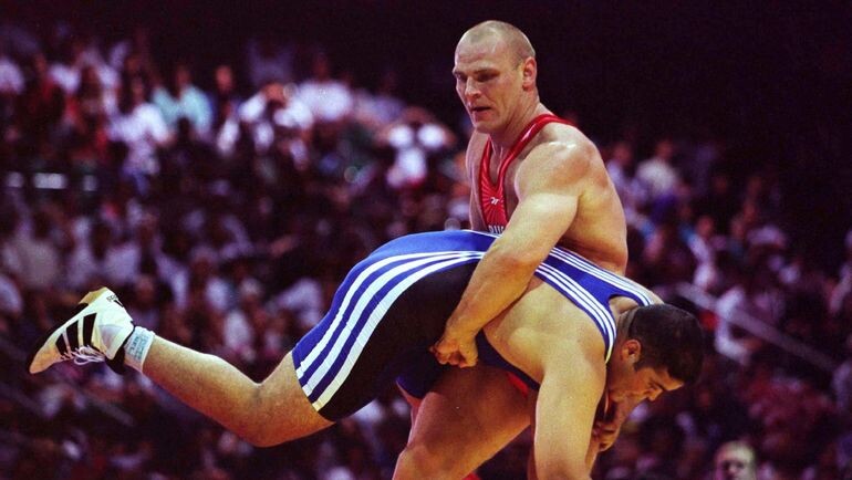 Карелин поднимает мужиков с весом далеко за сотню килограмм, как небольшие бревнышки