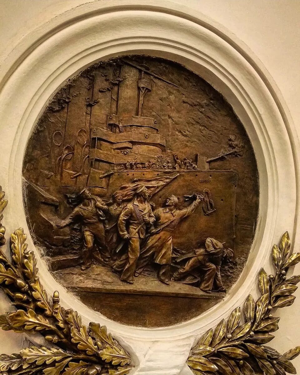 Барельеф в вестибюле