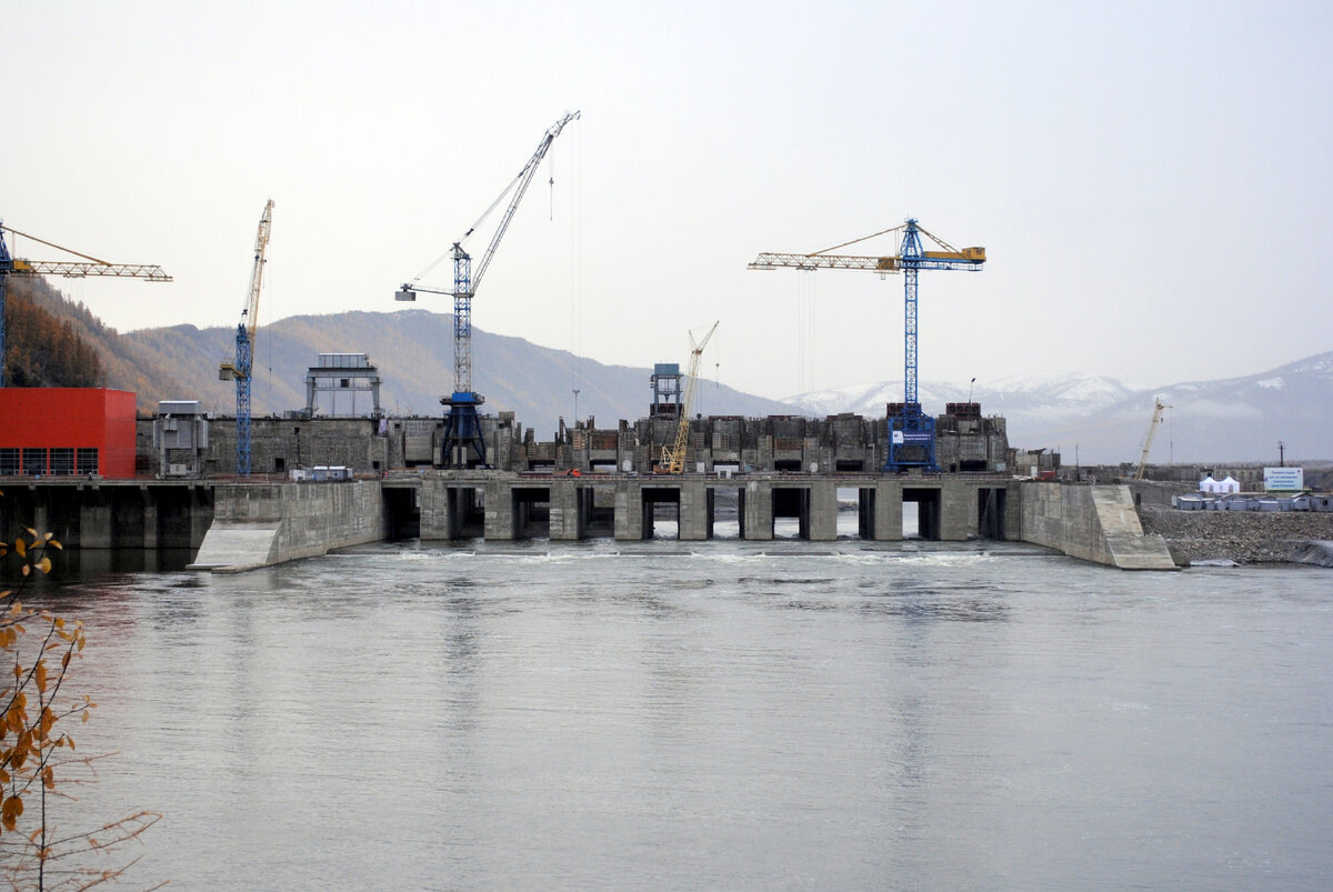 © Сайга20К / Wikimedia Commons / CC BY-SA 3.0 (Строительство водосбросной плотины Усть-Среднеканской ГЭС, сентябрь 2011 г.)