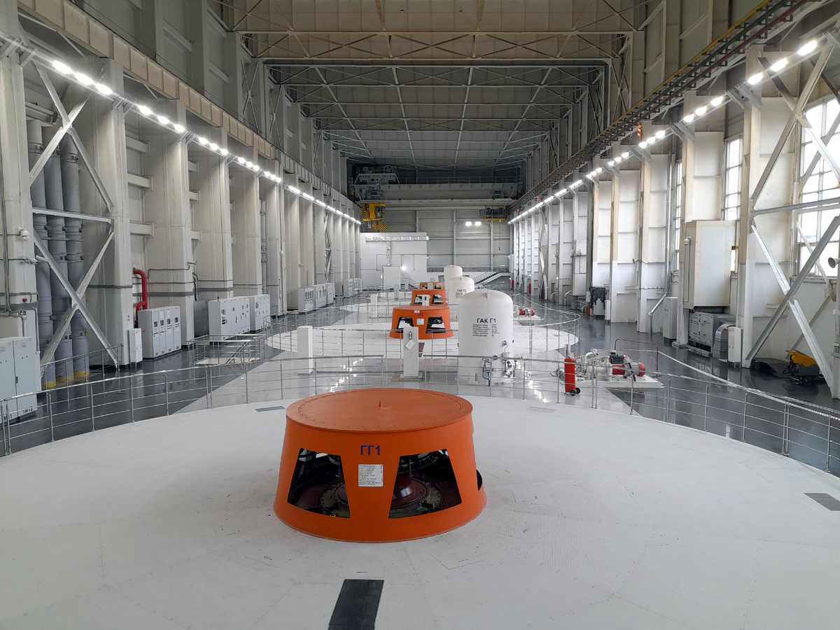 © Сайга20К / Wikimedia Commons / CC BY-SA 3.0 (Машзал Усть-Среднеканской ГЭС, август 2023 г.)