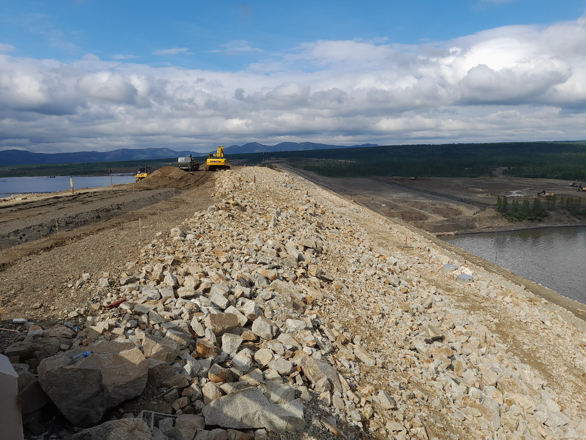 © Сайга20К / Wikimedia Commons / CC BY-SA 3.0 (Грунтовая плотина Усть-Среднеканской ГЭС, 2023 г.)