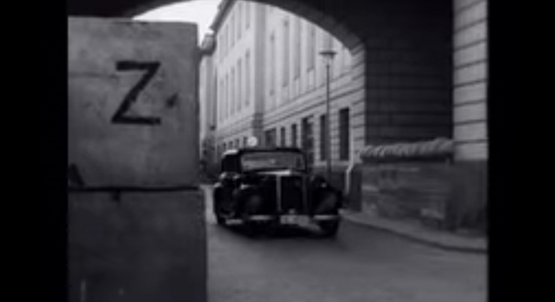Кадр из фильма "Семнадцать мгновений весны". Берлин. Буквы Z и V – это символы Третьего рейха: буква Z означала зону уничтожения, а буква V (шеврон) была знаком отличия старейших бойцов СС. Наверное просто совпадение.. 