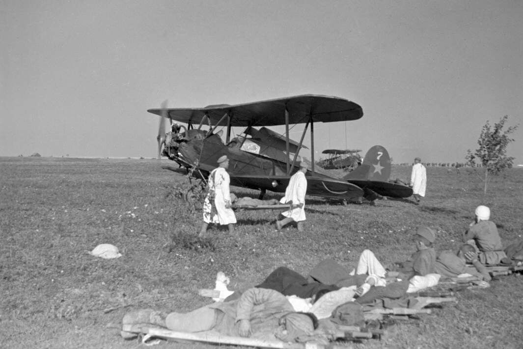 Фото: РИА Новости/Сергей Лоскутов / Великая Отечественная война 1941–1945 годов. Смоленская операция. Погрузка советских раненых бойцов в санитарные самолеты С-3 (модификация самолета У-2 для перевозки раненых). Калининский фронт
