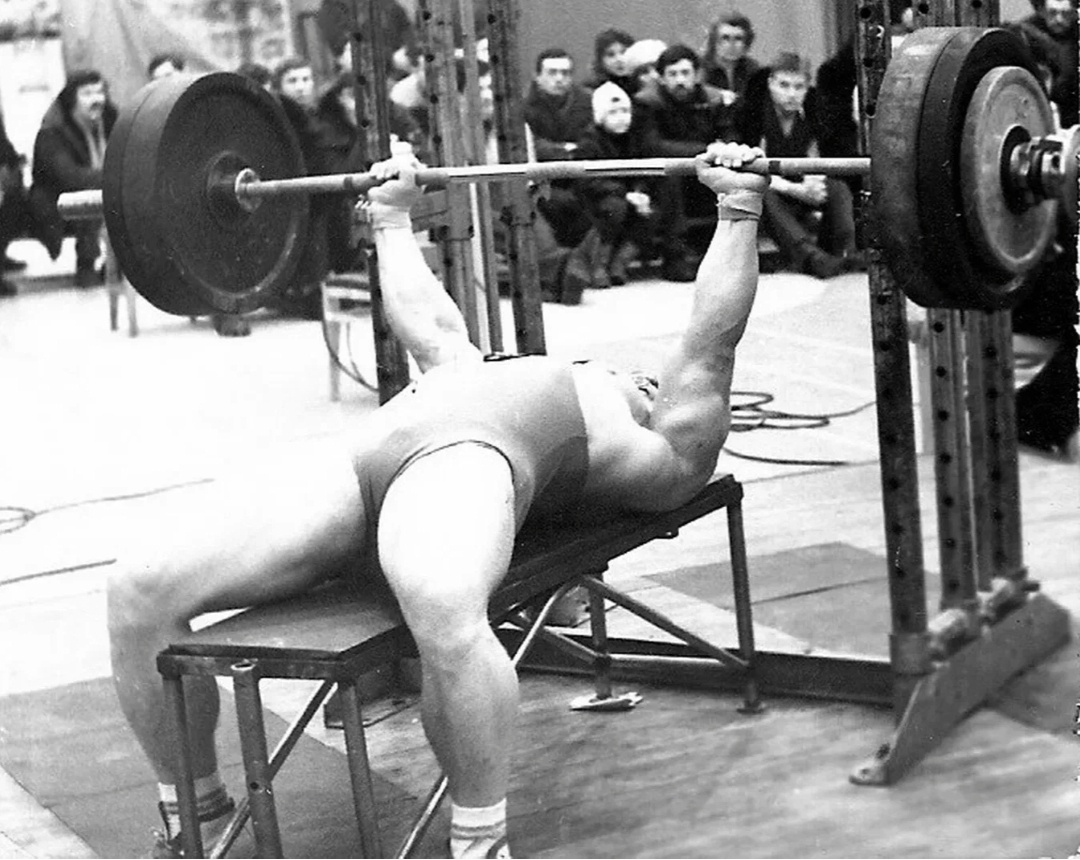 Обратите внимание: жим без моста. А какие стойки...скамья...сразу вспоминается первый подвальный зал, только железо, только хардкор. 