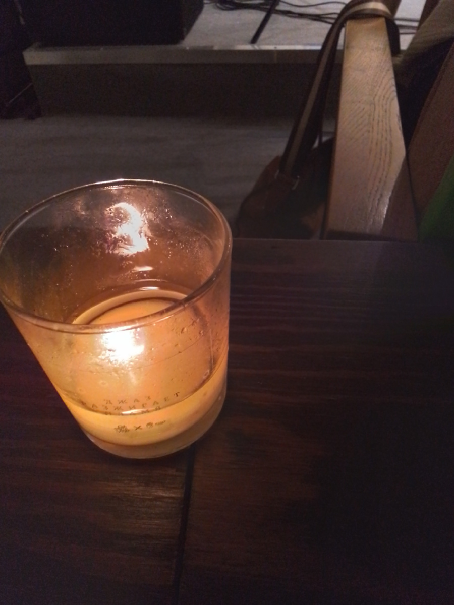 Фирменные свечи на столике "Джаз зажигает пламя"